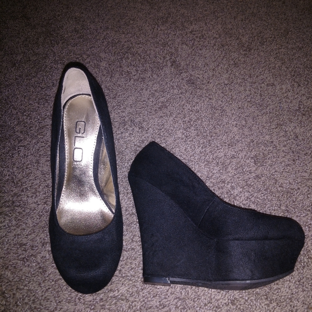 Black wedges